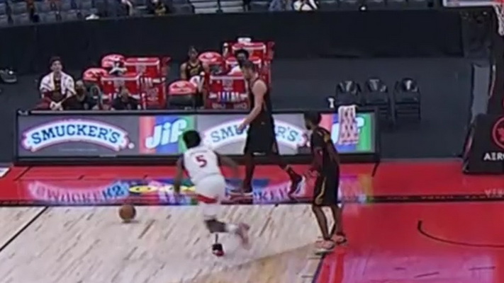 Kuriozas NBA: K. Love'as kamuolį atidavė varžovams (VIDEO)
